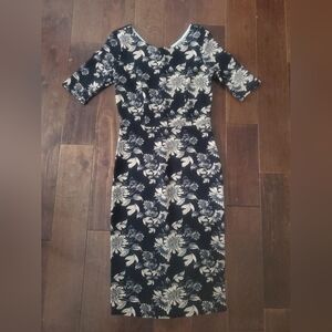 Elegant Black and Cream Floral Dress Size Medium Very Stretchy Pass Knee Length